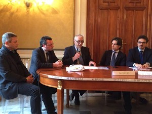 Domenico Cuccio, Presidente Onorario dell'UPPI, espone, in presenza del Sindaco Falcomatà, l'importanza della collaborazione tra il Comune e le associazioni di categoria.